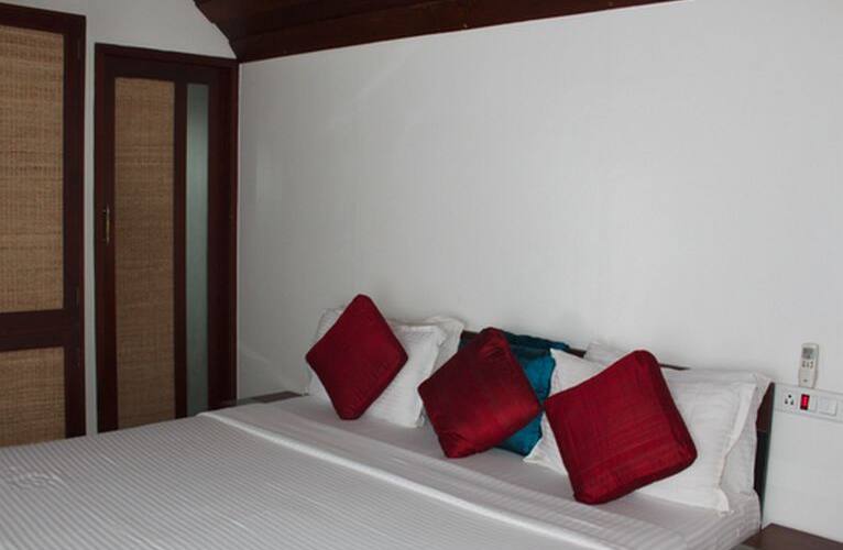 Puthussery 3 Bedroom Houseboat, Alleppey 5
